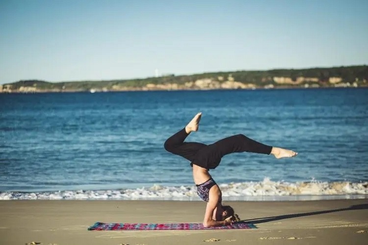 faire des exercices sur un tapis de yoga