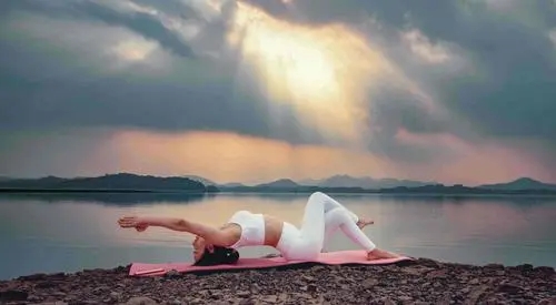 Yoga au bord de la mer