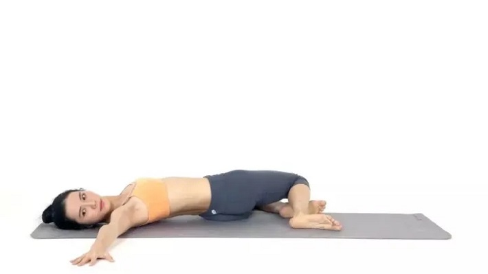 Pose de torsion de crocodile de yoga