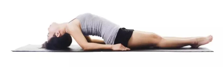 pose de poisson de yoga